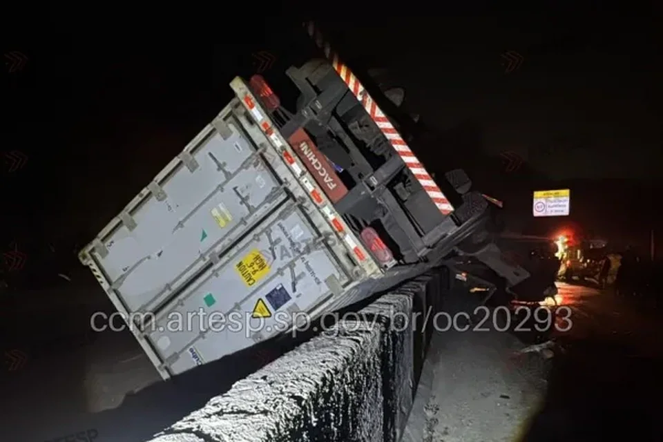 Acidente entre caminhões interdita Rodovia Anchieta nesta 3ª (28/7) - destaque galeria