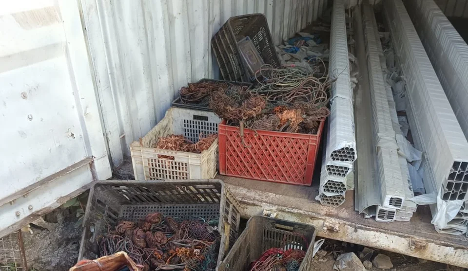 Fios de cobre sem procedência comprovada foram encontrados dentro de um contêiner em estabelecimento de ferro velho localizado no Socorro. Foto: Divulgação/PMMC