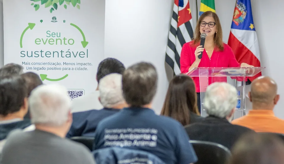 "Estamos dando passos importantes para, ao lado da sociedade, avançarmos juntos nesta questão", frisou a prefeita Mara Bertaiolli em seu pronunciamento. Foto: Divulgação/PMMC
