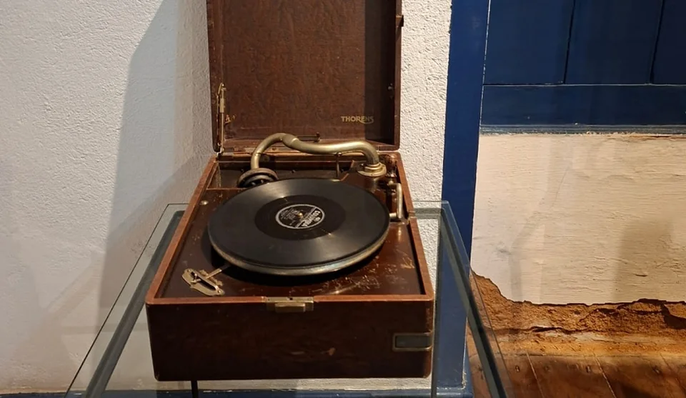 A mostra reúne aparelhos de rádio, vitrola, discos originais, gramofone, telefone da década de 60, relógio carrilhão, além de móveis, louças e objetos de decoração. Foto: Divulgação/PMMC