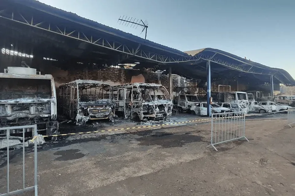 Trabiju: incêndio em garagem de prefeitura deixou prejuízo milionário - destaque galeria