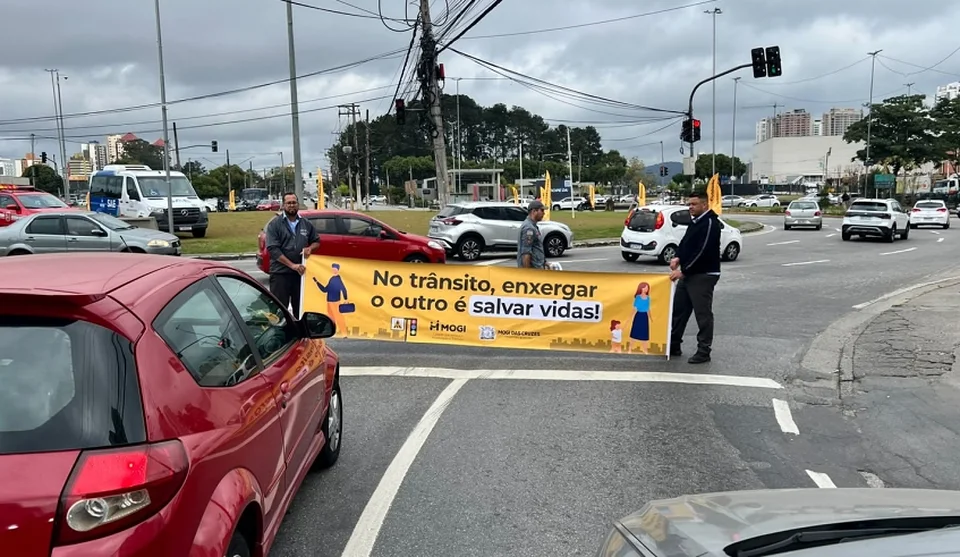 Operação Direção Segura Integrada teve distribuição de material de conscientização, além de faixas e banners sobre comportamento seguro no trânsito. Foto: Divulgação/PMMC