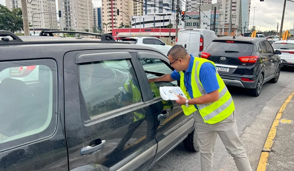 Operação Direção Segura Integrada teve distribuição de material de conscientização, além de faixas e banners sobre comportamento seguro no trânsito. Foto: Divulgação/PMMC