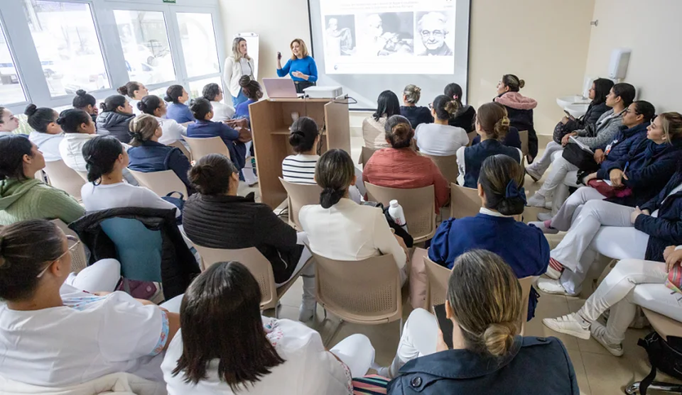 Antes da simulação, equipe recebeu treinamento teórico com médica referência nacional em neonatologista. Foto: Divulgação/PMMC