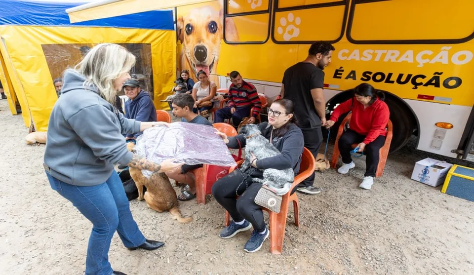 Tutores de pets tmbém receberam mantas para o inverno