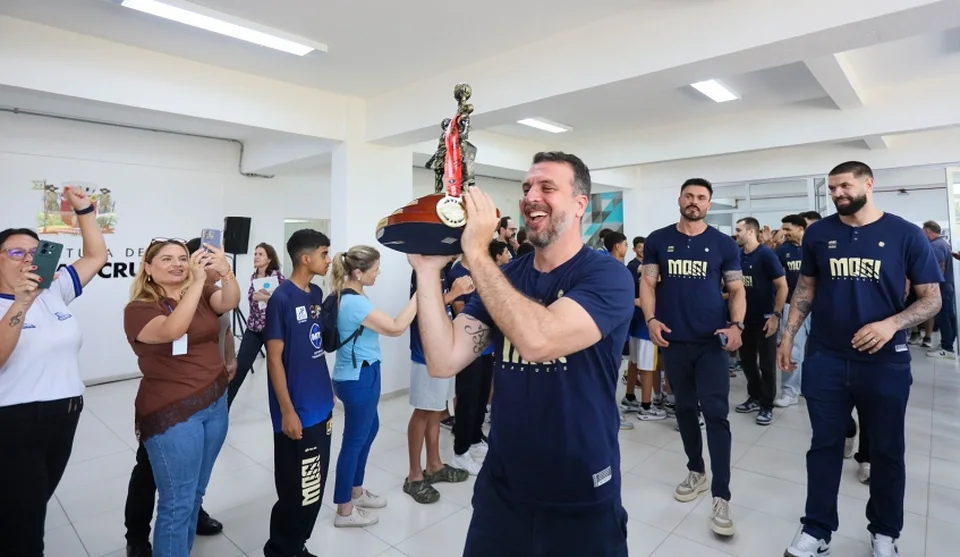 Troféu de campeão paulista de basquete chegou à Prefeitura de Mogi das Cruzes nas mãos do técnico da equipe, Fernando Penna. Foto: Divulgação/PMMC