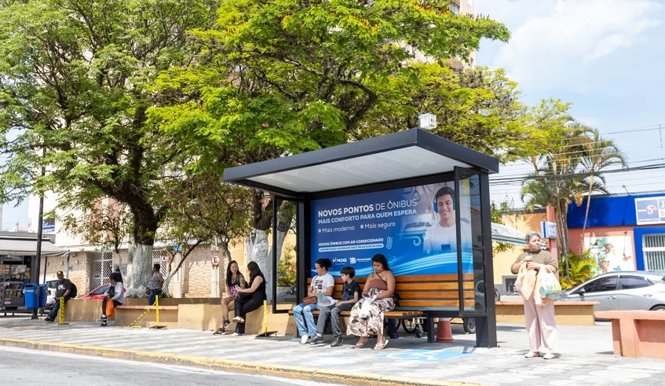 A primeira fase prevê a colocação de 15 novos abrigos em pontos de grande movimentação, como a praça da Bandeira, também conhecida como Praça da Bíblia. Foto: Divulgação/PMMC