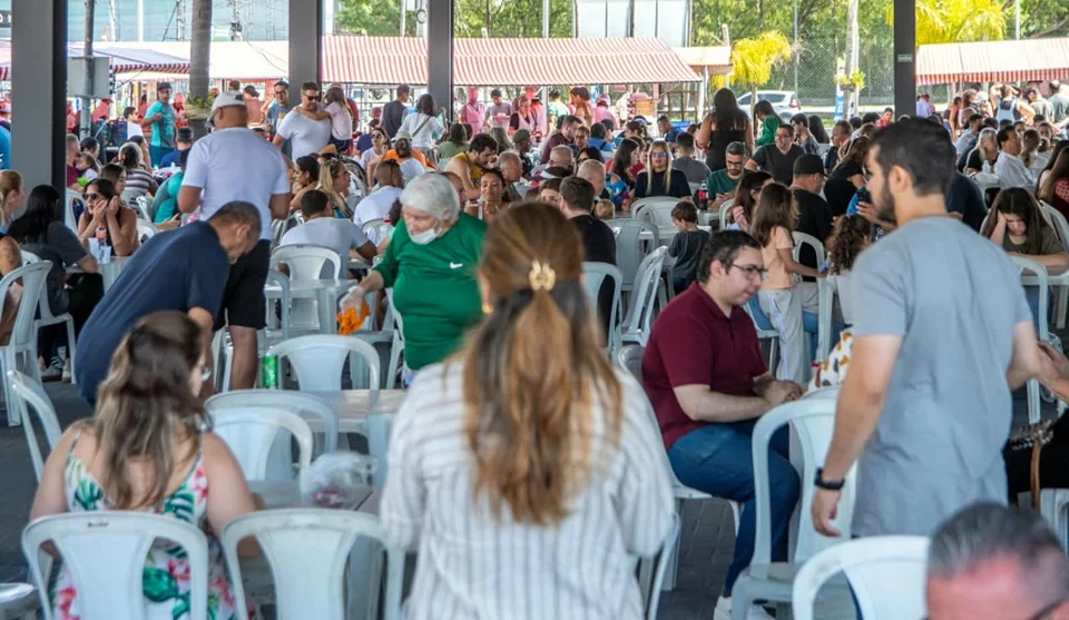 A principal intervenção foi a construção de uma nova cobertura para a Praça de Alimentação, em uma área de aproximadamente 500 metros quadrados. Foto: Divulgação/PMMC