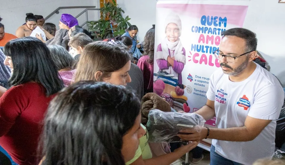 São distribuídos cobertores, moletons e roupas que nos ajudam no período de inverno e também no dia-a-dia das famílias