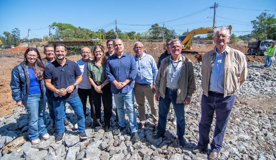 Mara Bertaiolli e Téo Cusatis, ao lado de vereadores, secretários e representantes da empresa Souza Compec, durante a vistoria técnica desta quinta-feira (3/9). Foto: Divulgação/PMMC