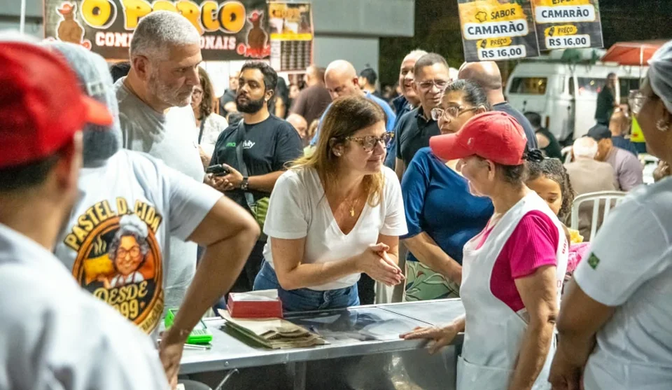Prefeita Mara Bertaiolli acompanhou 1ª edição da nova feira, que passa a funcionar aos sábados, das 16h às 21h. Foto: Divulgação/PMMC