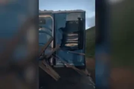 Jovem não percebeu o trânsito parar e foi arremessado para dentro da cabine de um banheiro químico após a colisão