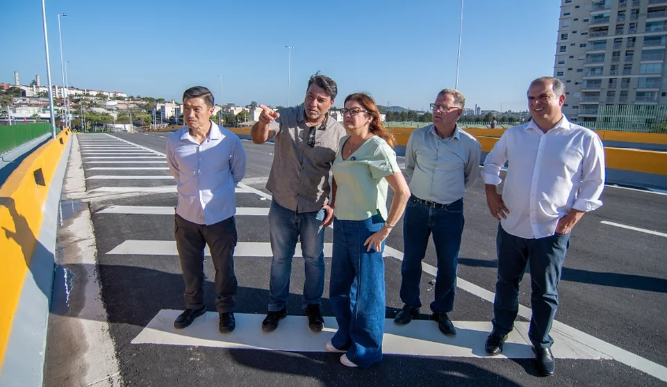 Secretários municipais conversam com a prefeita Mara Bertaiolli durante a vistoria técnica ao viaduto Mário Celso Gomes da Silva, que está concluído. Foto: Divulgação/PMMC