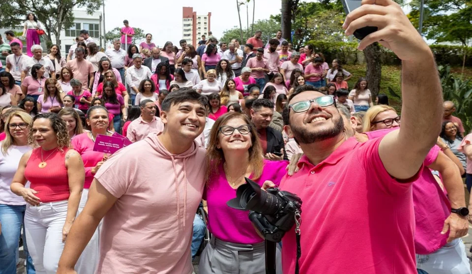 Prefeita Mara Bertaiolli visitou diversos setores da Prefeitura de Mogi das Cruzes, nesta quarta-feira (14/10), para agradecer o envolvimento dos servidores municipais na Campanha Outubro Rosa 2026