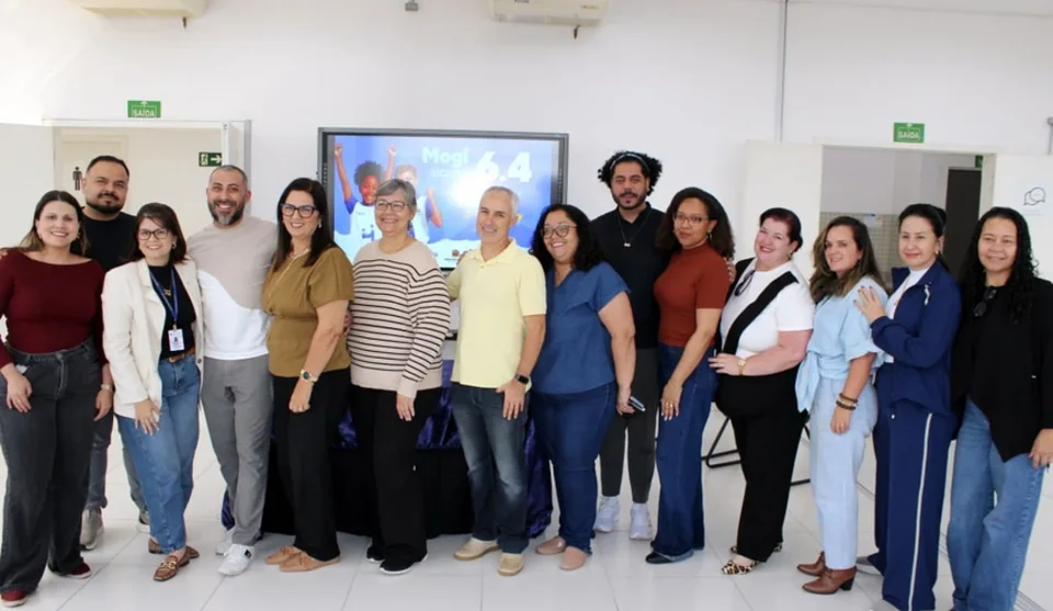 "Queremos compartilhar nosso carinho, nosso reconhecimento ao trabalho de todos, dos diretores, professores e toda a equipe da escola, nossos supervisores, o Departamento Pedagógico e toda a nossa equipe", . . .