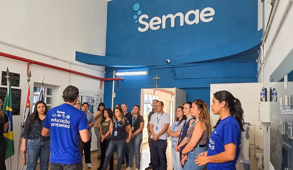 Servidores que atuam em diferentes setores da autarquia conheceram em detalhes o processo de tratamento de água (. Foto: Semae)