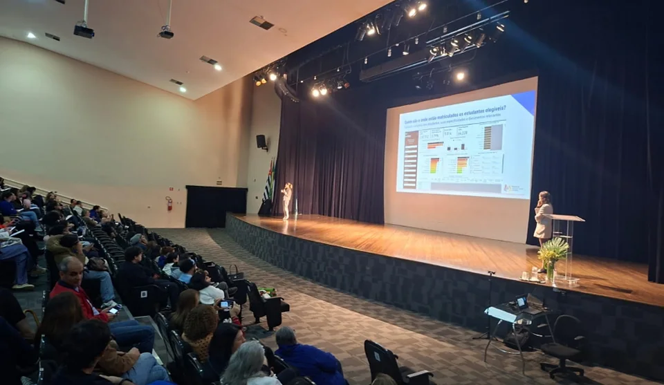 As palestrantes destacaram que o aumento no número de matrículas impacta em toda a organização do atendimento das redes de ensino e que a inclusão é um compromisso de toda a equipe escolar. (Div . . .