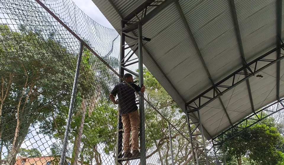Instalação das redes de proteção atendem uma demanda antiga dos frequentadores que utilizam a quadra esportiva do Centro Esportivo do Jardim Camila. Foto: Divulgação/PMMC
