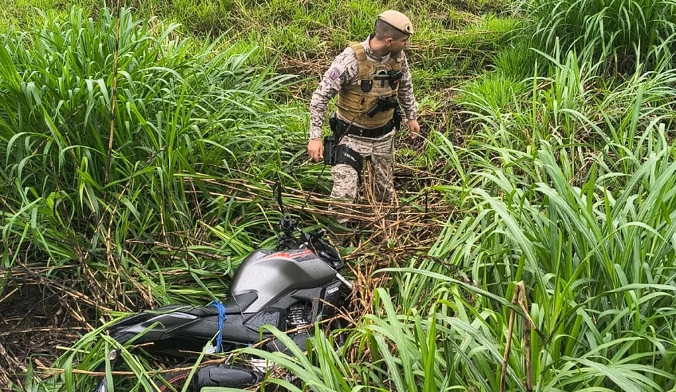 Motocicleta que foi utilizada na fuga de criminosos foi localizada pela Guarda Civil Municipal em uma área de vegetação, no Conjunto Residencial Cocuera. Foto: Divulgação/PMMC