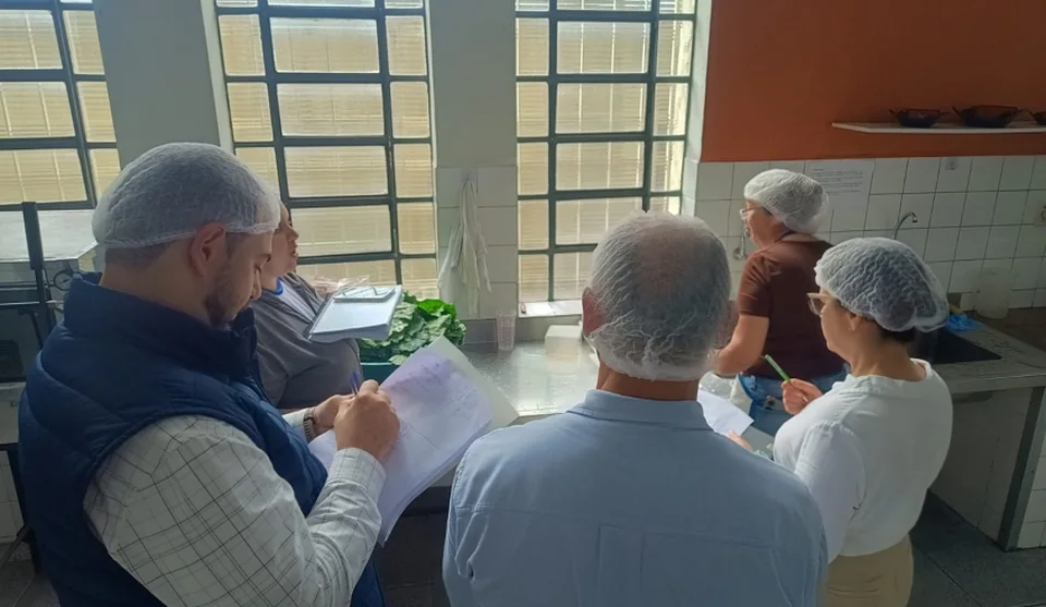O objetivo da atividade foi acompanhar as etapas de processamento dos alimentos dentro da cozinha escolar, desde a pesagem inicial até a preparação para o consumo. Foto: Divulgação/PMMC
