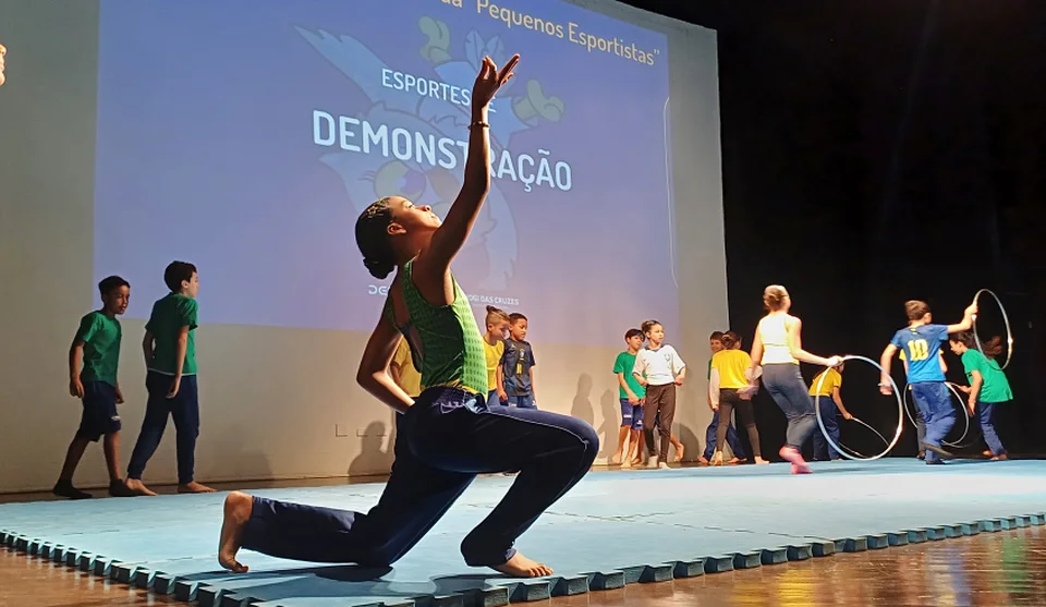 Na ginástica, o entusiasmo das crianças contagiou o auditório com a dedicação das crianças. Foto: Divulgação/PMMC