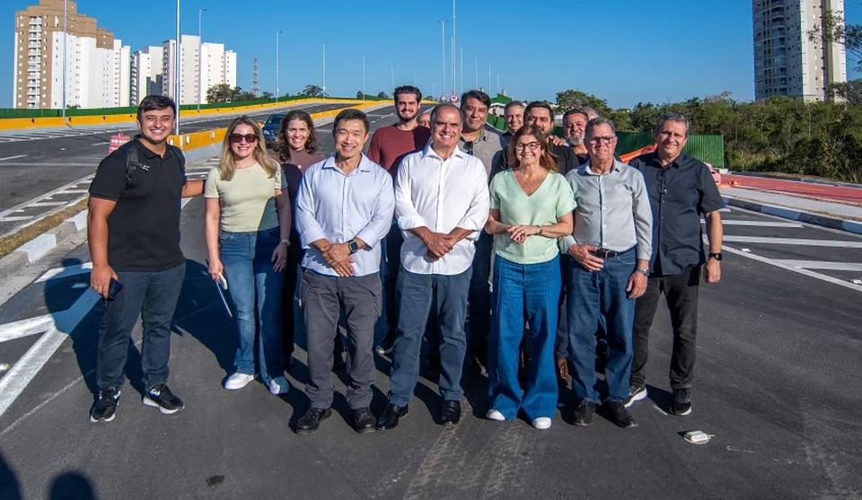 Mara Bertaiolli, Téo Cusatis, secretários municipais e técnicos da Administração que participaram da vistoria realizada no viaduto, que integra a Nova Perimetral. Foto: Divulgação/PMMC