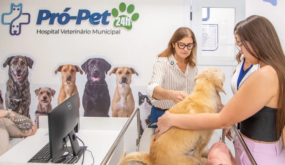 Prefeita Mara Bertaiolli percorreu as dependências do novo hospital e conversou com os mogianos que levaram seus pets para serem atendidos no local. Foto: Divulgação/PMMC
