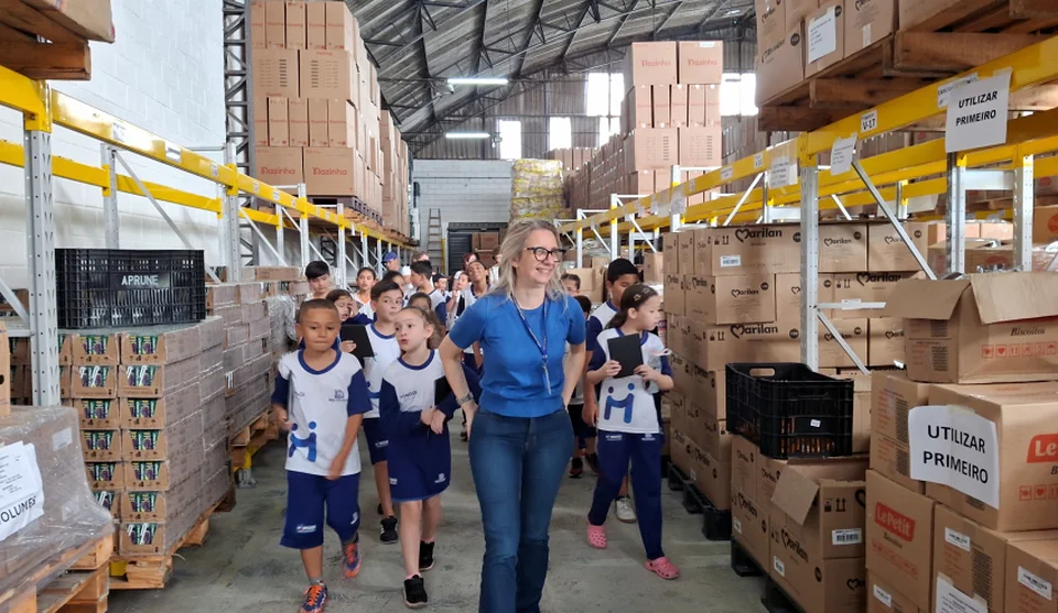 A visita foi guiada pela diretora do departamento, Edmila Pivoto. Foto: Divulgação/PMMC