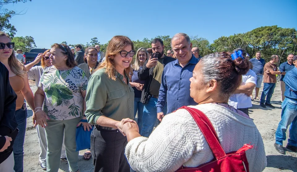 Moradora da região que acompanhou a visita cumprimenta a prefeita Mara Bertaiolli pelas obras da nova ponte da Volta Fria, que já estão em andamento. Foto: Divulgação/PMMC