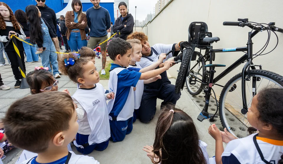 O projeto utiliza a bicicleta como ferramenta pedagógica para promover o desenvolvimento integral das crianças na Primeira Infância. Foto: Divulgação/PMMC