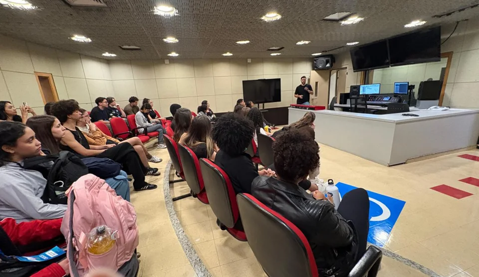 As visitas aproximaram os jovens de instituições de referência e apresentaram caminhos para o acesso e a permanência no ensino superior. Foto: Divulgação/PMMC