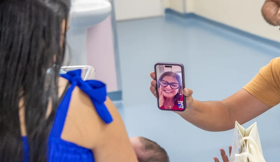 Antes de sair da Maternidade, Caluana conversou com a prefeita Mara Berrtaiolli por chamada de vídeo. Foto: Divulgação/PMMC