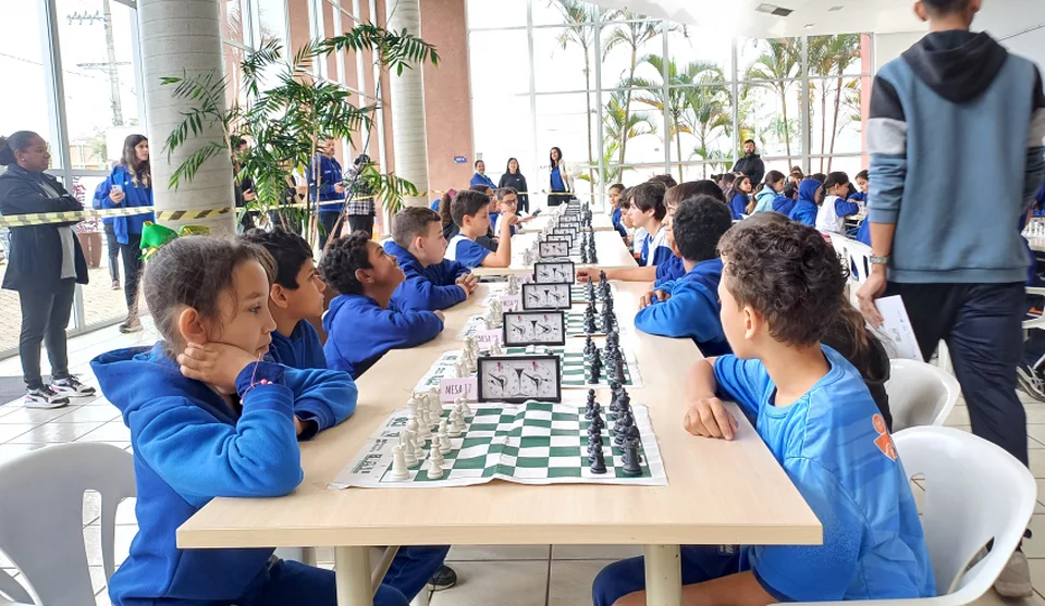 Cerca de 60 estudantes de escolas municipais participaram, no último dia 11, das partidas de Xadrez. Foto: Divulgação/PMMC