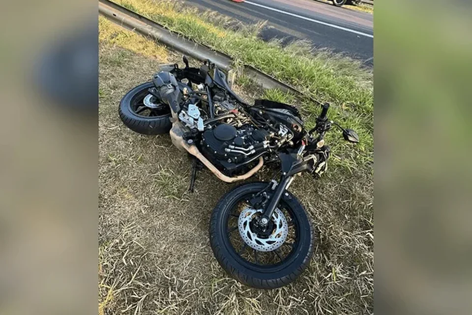 Distraído, motociclista bate em caminhão e acaba dentro de banheiro químico - destaque galeria