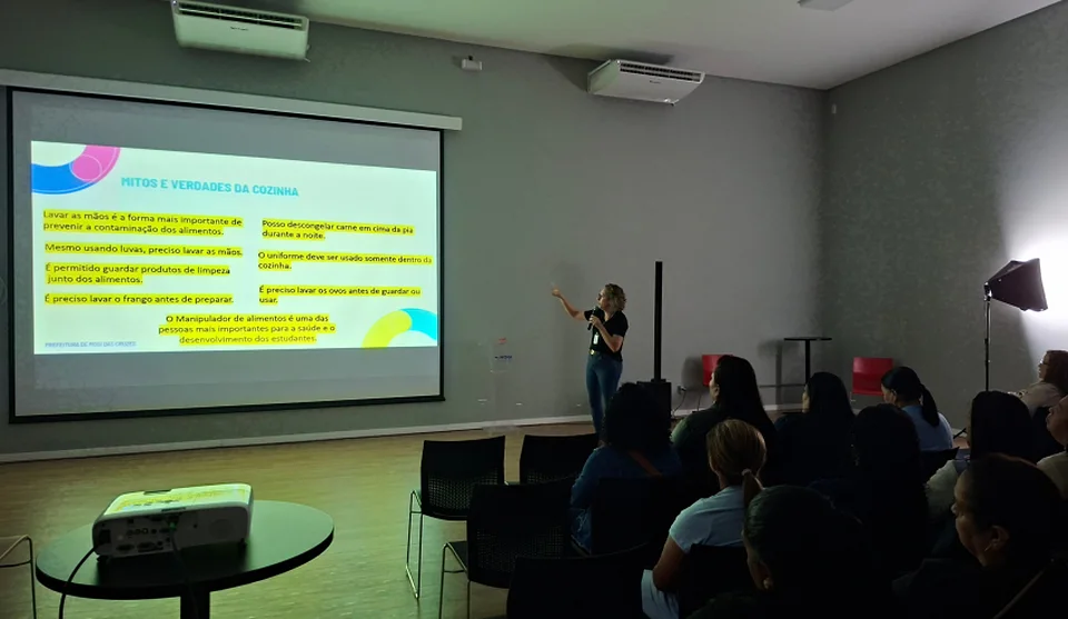 A nutricionista Elisangela Teixeira, que integra a equipe do Departamento de Subvenções da Secretaria de Educação, falou com os profissionais das cozinhas sobre o preparo dos alimentos. (Divulgação/PMMC) . . .
