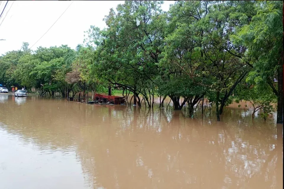 Alagado há 4 dias, Jd. Pantanal se mobiliza para distribuir água e comida - destaque galeria