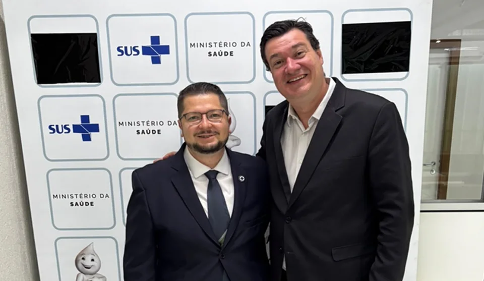 Secretário-adjunto, Luiz Bot, com Jaderson Braga, assessor de Assuntos Federativos e Parlamentares do Ministério da Saúde (Divulgação/PMMC).png