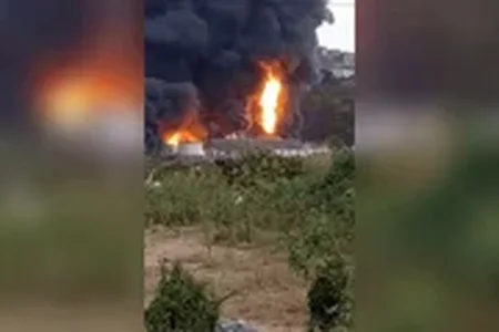 Fábrica foi evacuada preventivamente após incêndio atingir tanques de solventes. Imagens mostram chamas intensas e muita fumaça preta