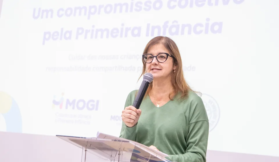 Mara Bertaiolli destacou a parceria com a Câmara Municipal e o papel da Coordenadoria Especial da Primeira Infância na integração do trabalho realizado na Prefeitura. Foto: Divulgação/PMMC