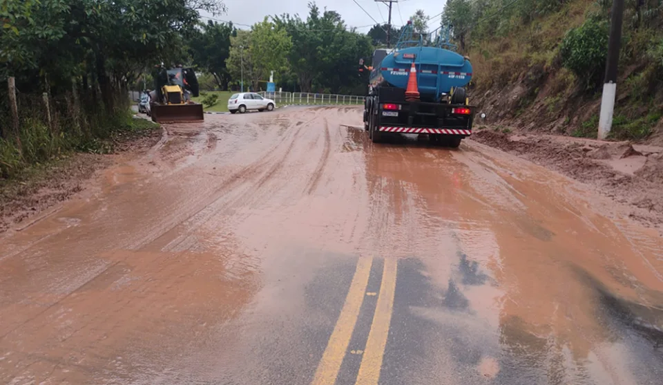 Em Sabaúna, equipes da Prefeitura também realizou trabalhos para conter reflexos da chuva. Foto: Divulgação/PMMC