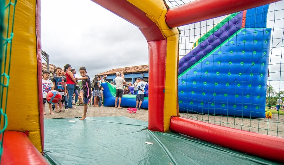 Crianças puderam se divertir nos tradicionais brinquedos da Rua Mais Feliz e acompanhar clínicas de modalidades esportivas, além de aproveitar os parques. Foto: Divulgação/PMMC