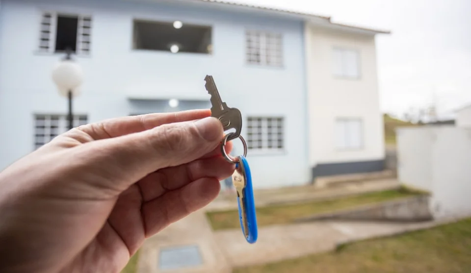 O condomínio Mogi R possui 64 unidades no total e as unidades foram destinadas prioritariamente para famílias que viviam em áreas de risco. Foto: Divulgação/PMMC