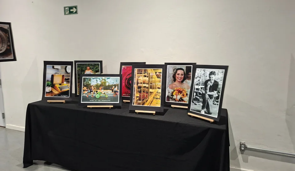 O público foi recebido por uma exposição com trabalhos desenvolvidos ao longo das formações do segundo ciclo do CRESCER. Foto: Divulgação/PMMC