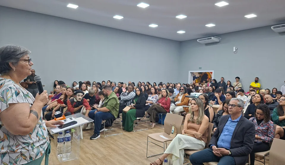 A secretária-adjunta de educação, Catia Moyano, esteve presente na cerimônia, e falou sobre a importância do programa. Foto: Divulgação/PMMC