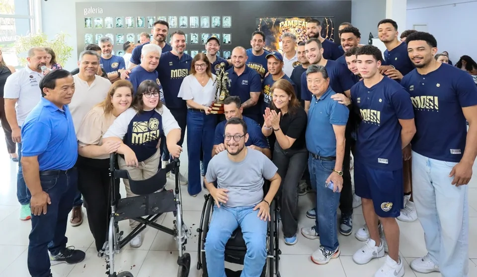 Prefeita Mara Bertaiolli recebeu atletas, membros da comissão técnica e dirigentes do Mogi das Cruzes Basquete, que conquistou o Campeonato Paulista. Foto: Divulgação/PMMC