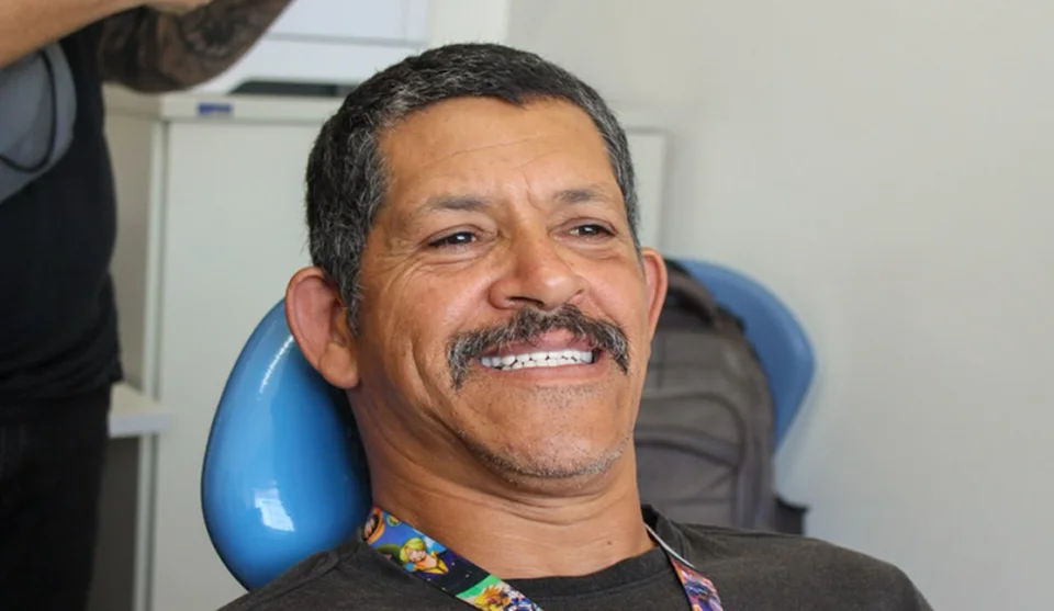 O mogiano Donizeti comemorou o novo sorriso depois de dez anos sofrendo com a falta de dentes. Foto: Divulgação/PMMC