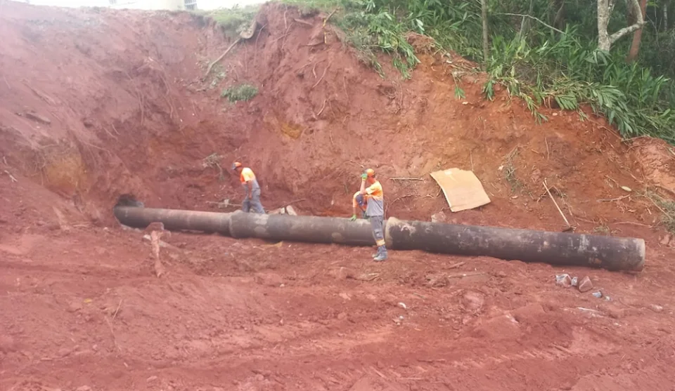 Equipes de Serviços Urbanos estão recompondo a drenagem para depois aterrar uma cavidade de cerca de 10 metros de profundidade em condomínio do Parque Olímpico. Foto: Divulgação/PMMC