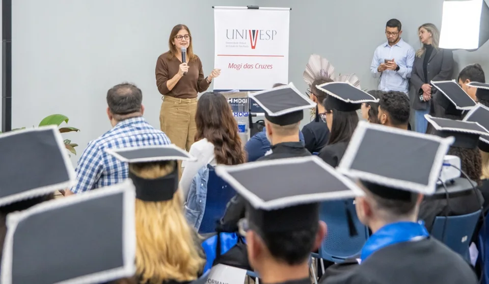 A cerimônia celebrou a formatura de 60 estudantes, que concluíram cursos de graduação oferecidos no formato EAD pelo Polo de Mogi das Cruzes da Univesp. Foto: Divuglação/PMMC