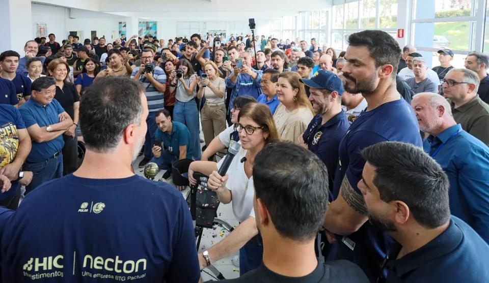 Prefeita Mara Bertaiolli parabenizou a equipe do Mogi das Cruzes Basquete pelo título e agradeceu por o time trazer um sentimento de pertencimento para a população. Foto: Divulgação/PMMC