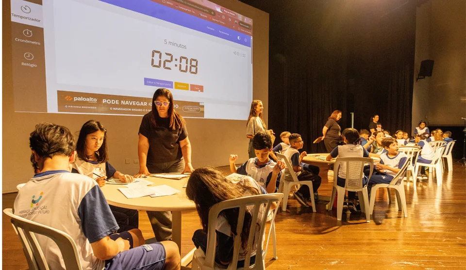 A final reuniu estudantes das quatro escolas finalistas para a resolução de desafios matemáticos envolvendo a Serra do Itapeti. Foto: Divulgação/PMMC